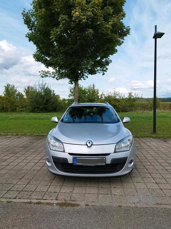 Silber Gebraucht 2011 Renault Mégane III Dynamique Kombi | 3.200 € (Fairer Preis) - Bild 1/4