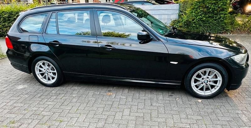 Gebraucht BMW 320 183 PS (134 kW) 2011 Schwarz Kombi