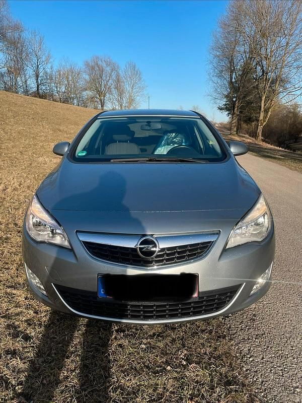 Gebraucht Opel Astra 140 PS (102 kW) 2011 Grau Kleinwagen