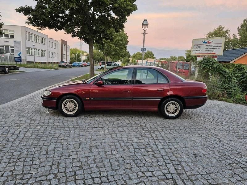 Rot Gebraucht 1995 Opel Omega Limousine | 2.900 € - Bild 1/4