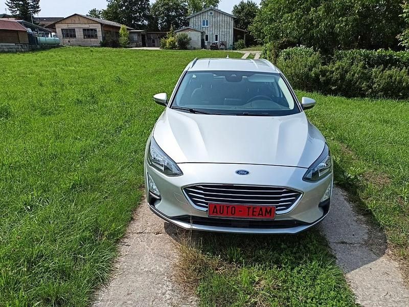 Silber Gebraucht 2020 Ford Focus Titanium Limousine | 10.888 € (Superpreis) - Bild 1/4