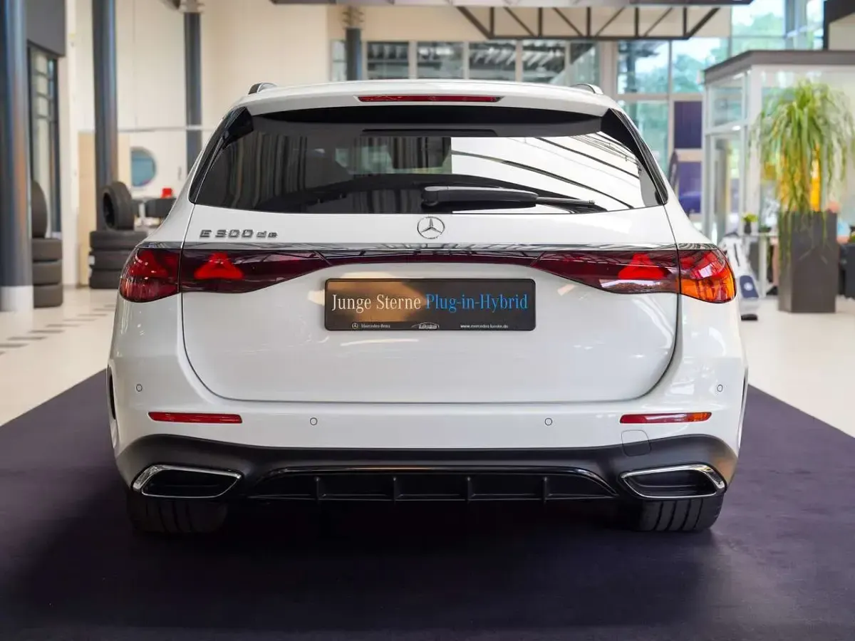 Gebraucht Mercedes E300 AMG line 313 PS (230 kW) 2025 Manufaktur opalithweiß bright Kombi