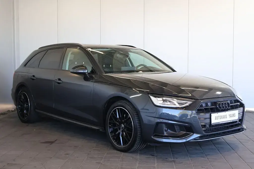 Używany Audi A4 Advanced 163 KM (119 kW) 2023 Szary Sedan/Limuzyna