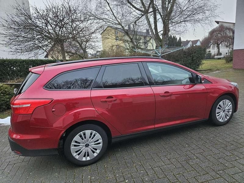 Gebraucht Ford Focus Business Edition 125 PS (91 kW) 2015 Rot Kombi