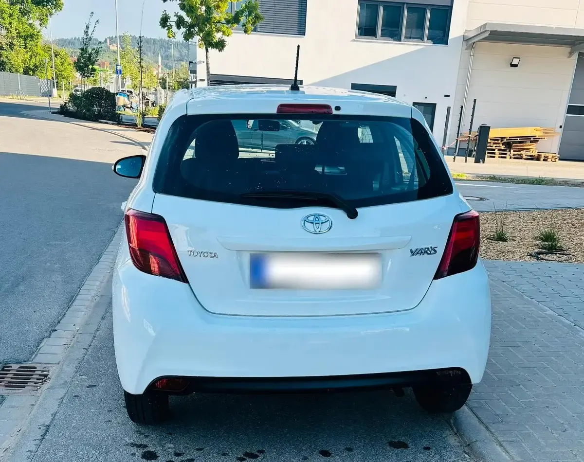 Gebraucht Toyota Yaris 69 PS (50 kW) 2016 Weiß Kleinwagen