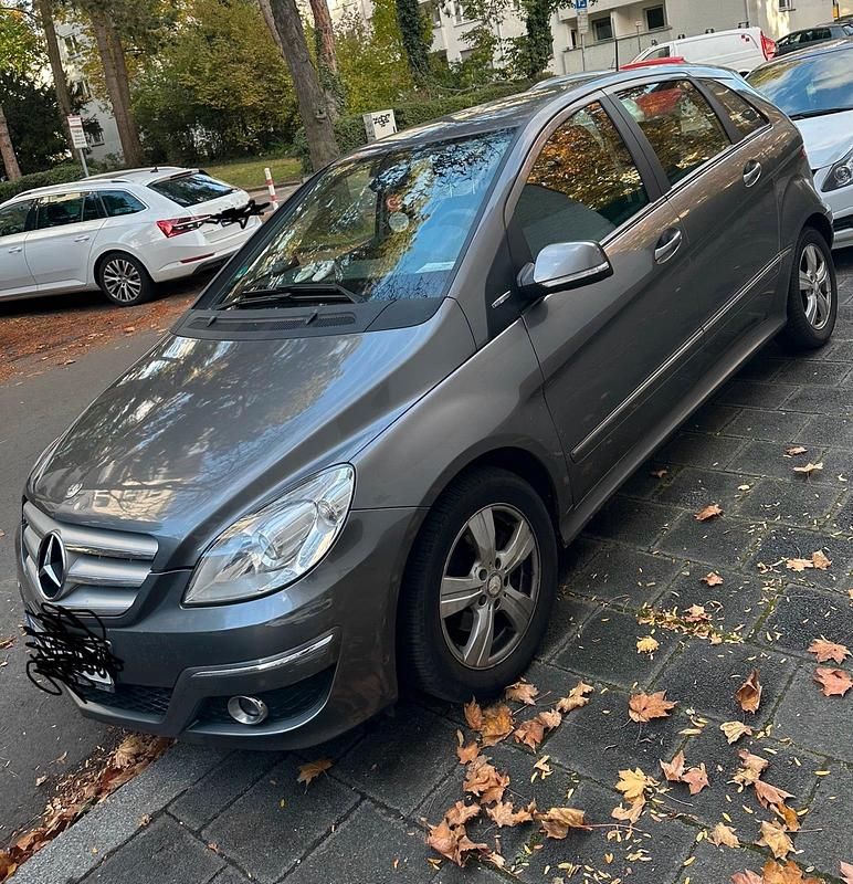 Grau Gebraucht 2009 Mercedes B180 Van / Kleinbus | 3.499 € (Guter Preis) - Bild 1/4