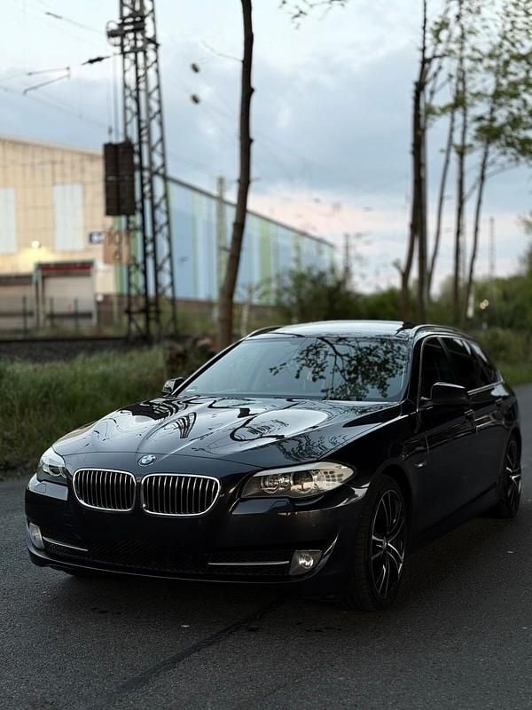 Schwarz Gebraucht 2013 BMW 520 Kombi | 9.999 € (Fairer Preis) - Bild 1/4