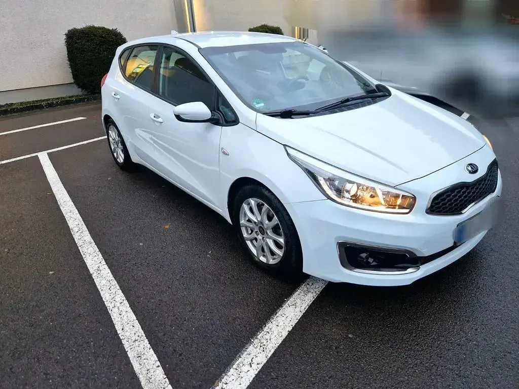 Używany Kia Ceed Edition 7 99 KM (72 kW) 2018 Biały Hatchback