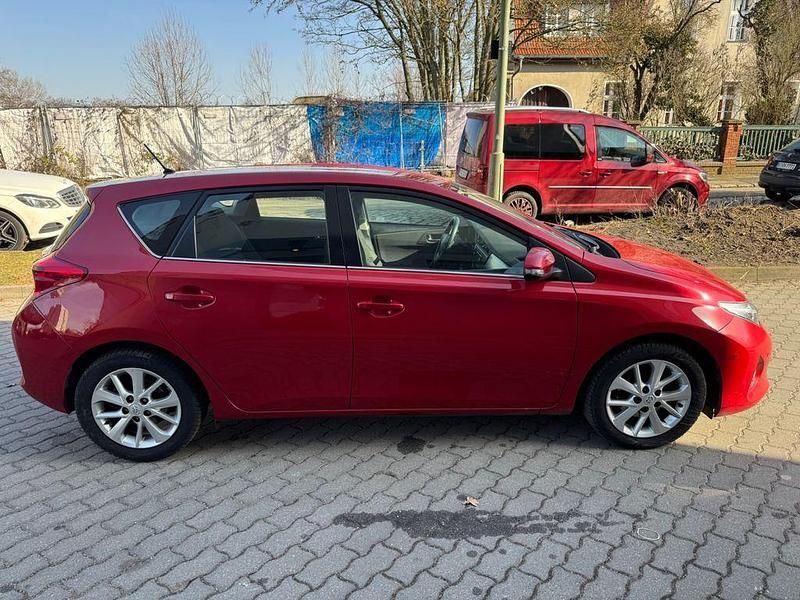 Gebraucht Toyota Auris Life+ 99 PS (72 kW) 2014 Rot Limousine