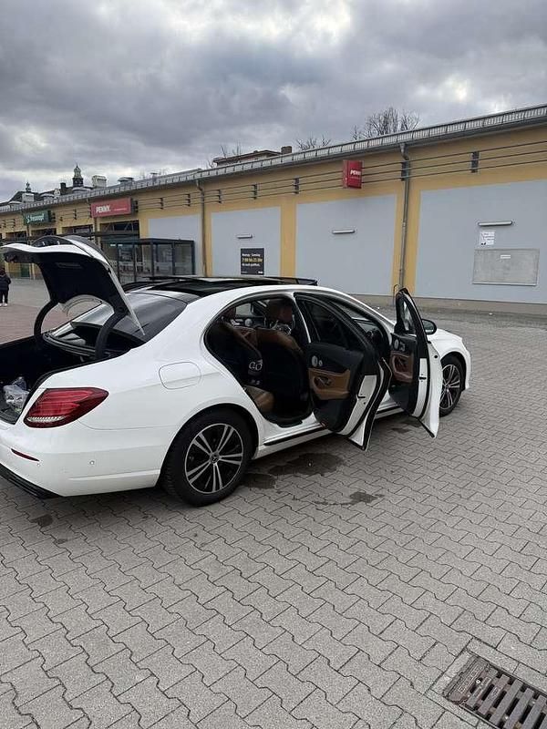 Gebraucht Mercedes E220 194 PS (142 kW) 2019 Weiß Limousine