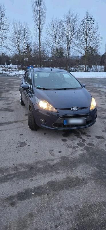 Gebraucht Ford Fiesta 97 PS (71 kW) 2012 Blau Kleinwagen