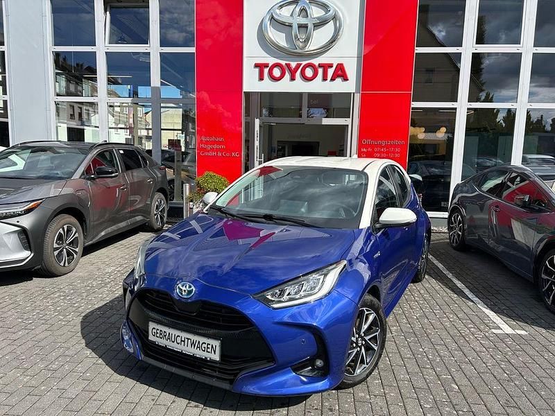 Blau Gebraucht 2021 Toyota Yaris Hybrid Style Limousine | 18.890 € (Fairer Preis) - Bild 1/4