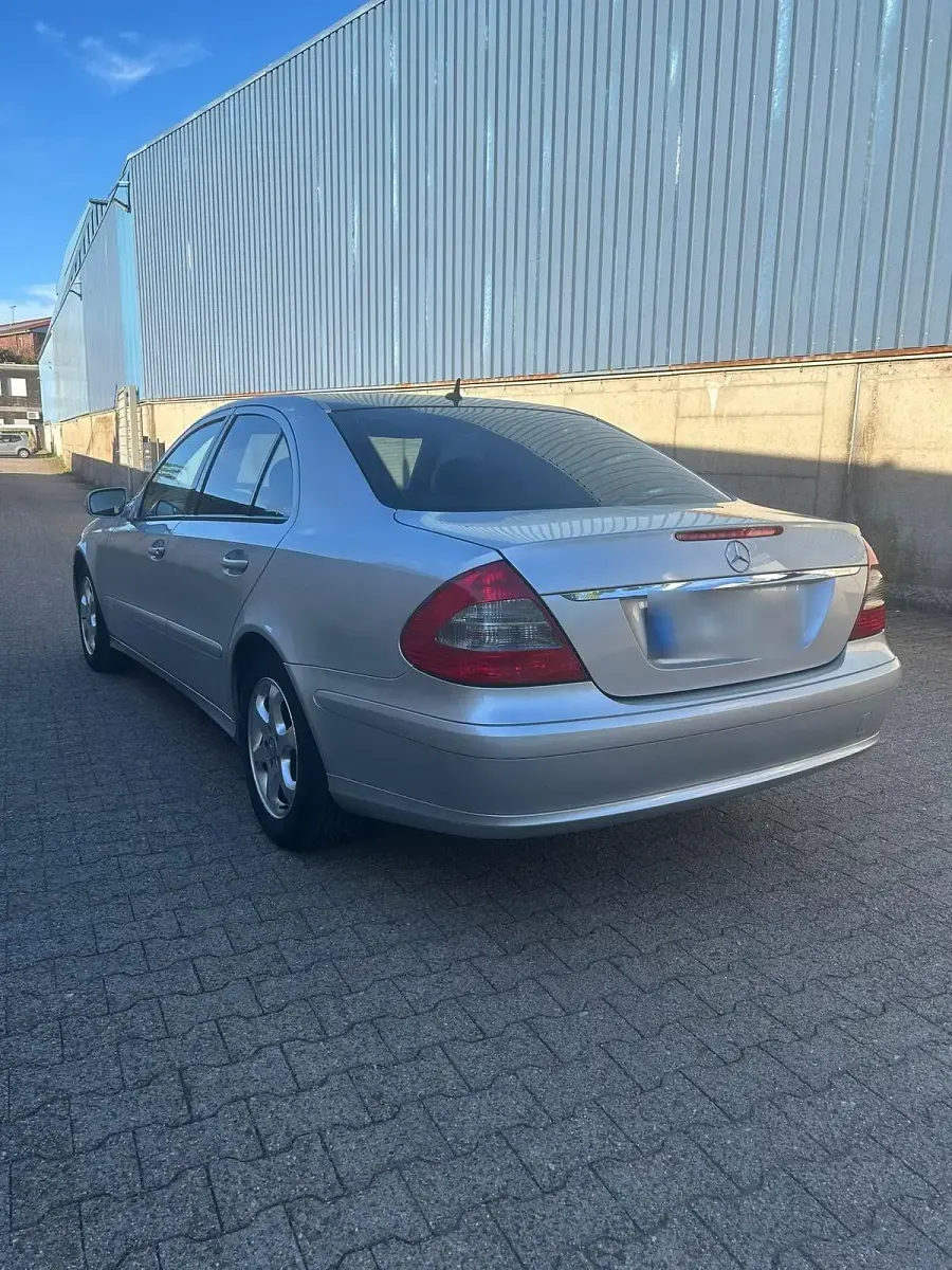 Gebraucht Mercedes E220 170 PS (125 kW) 2007 Silber Limousine