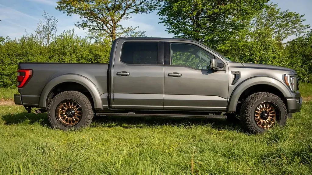 Używany Ford V8 Lariat 405 KM (297 kW) 2022 Szary SUV