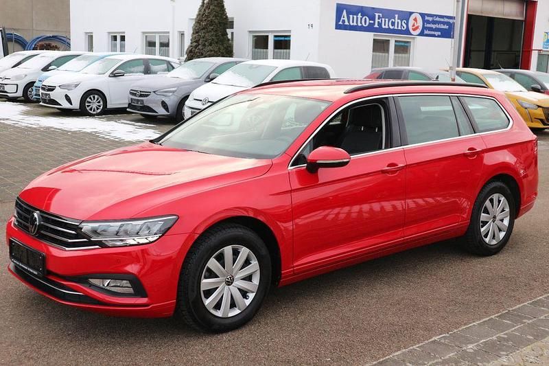 Rot Gebraucht 2023 VW Passat Business Kombi | 23.500 € (Superpreis) - Bild 1/4