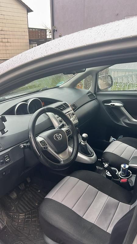 Gebraucht Toyota Verso 177 PS (130 kW) 2010 Silber Van / Kleinbus