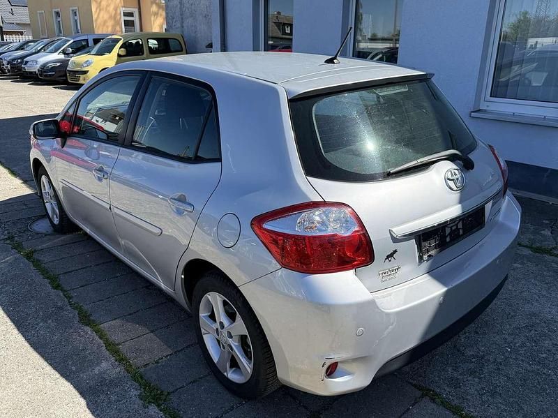 Gebraucht Toyota Auris Travel 132 PS (97 kW) 2012 Silver metallic Kleinwagen