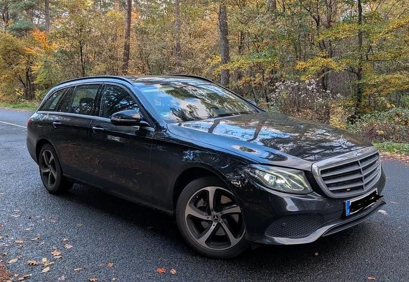 Schwarz Gebraucht 2018 Mercedes E220 Kombi | 24.000 € (Guter Preis) - Bild 1/4