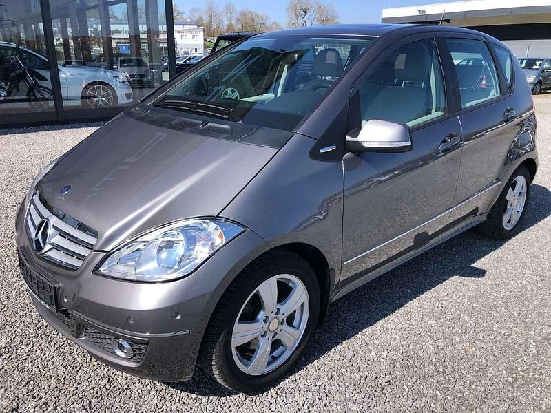 Grau Gebraucht 2009 Mercedes A170 Avantgarde Limousine | 11.750 € - Bild 1/4