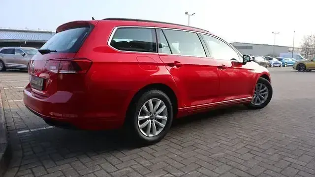Gebraucht VW Passat 122 PS (89 kW) 2023 Rot Kombi