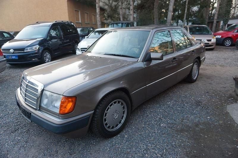 Braun Gebraucht 1989 Mercedes E230 Limousine | 6.490 € - Bild 1/4