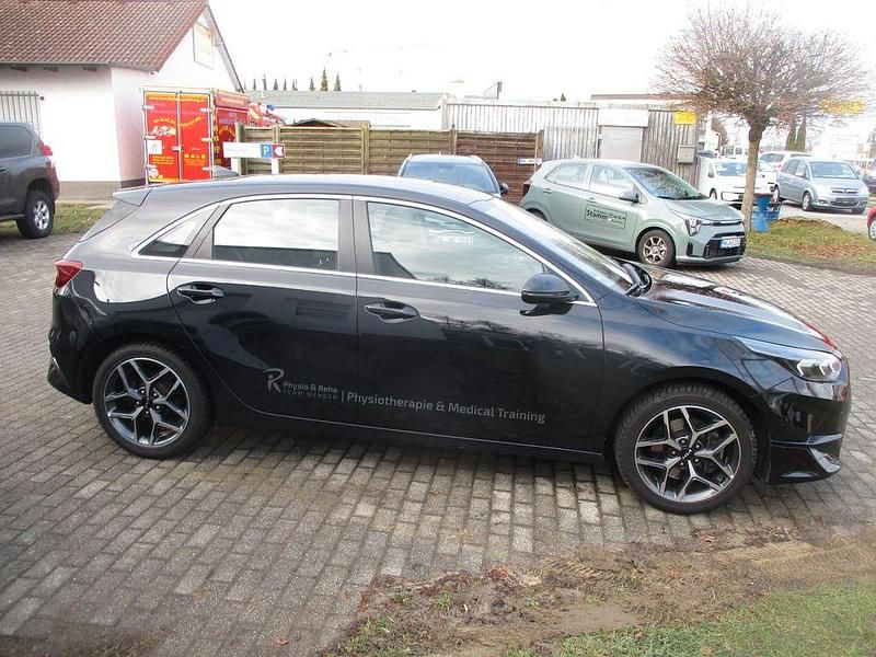 Gebraucht Kia Ceed Spirit 160 PS (117 kW) 2022 Schwarz Kleinwagen