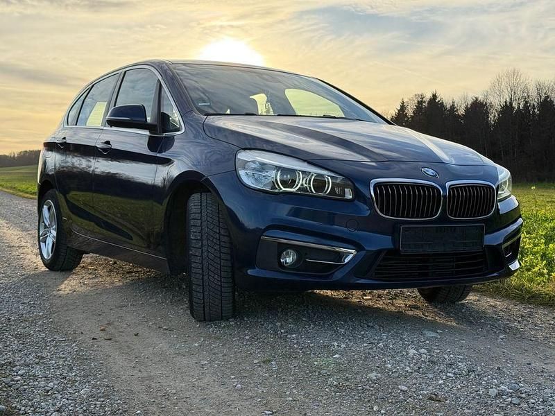 Blau Gebraucht 2015 BMW 218 Luxury Line Van / Kleinbus | 10.590 € (Fairer Preis) - Bild 1/4
