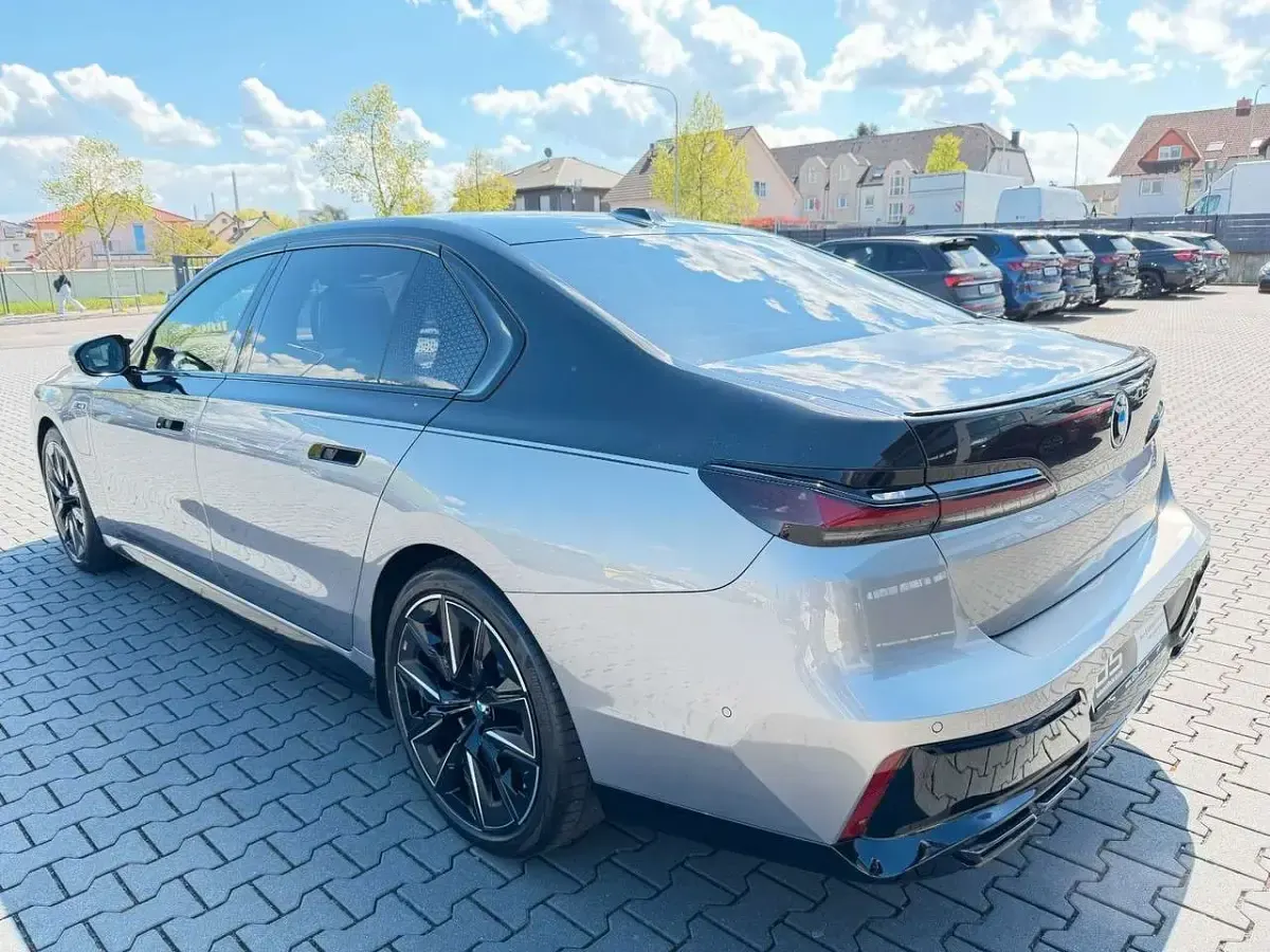 Gebraucht BMW 760 571 PS (419 kW) 2024 Oxidgrau/oxidgrau ii Limousine