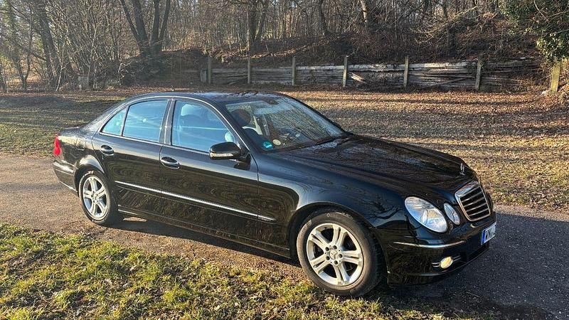 Schwarz Gebraucht 2007 Mercedes E220 Avantgarde Limousine | 6.500 € (Etwas zu teuer) - Bild 1/4