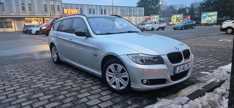 Silber Gebraucht 2011 BMW 320 Comfort Edition Kombi | 5.000 € (Guter Preis) - Bild 1/4