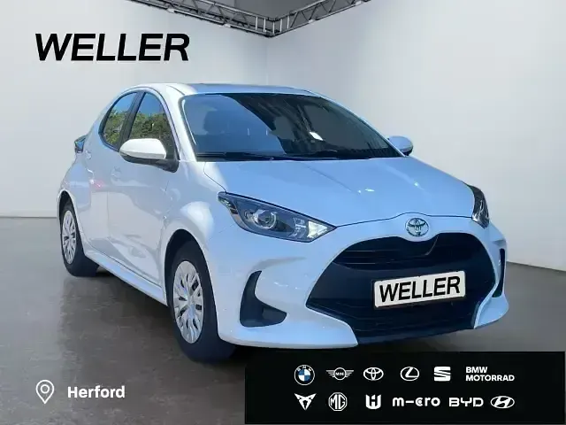Gebraucht Toyota Yaris Comfort 72 PS (52 kW) 2022 Pure) white ii (weiss Kleinwagen