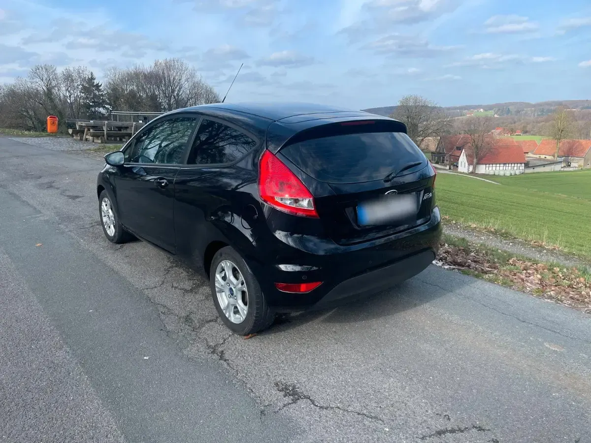 Gebraucht Ford Fiesta Trend 59 PS (43 kW) 2012 Schwarz Kleinwagen