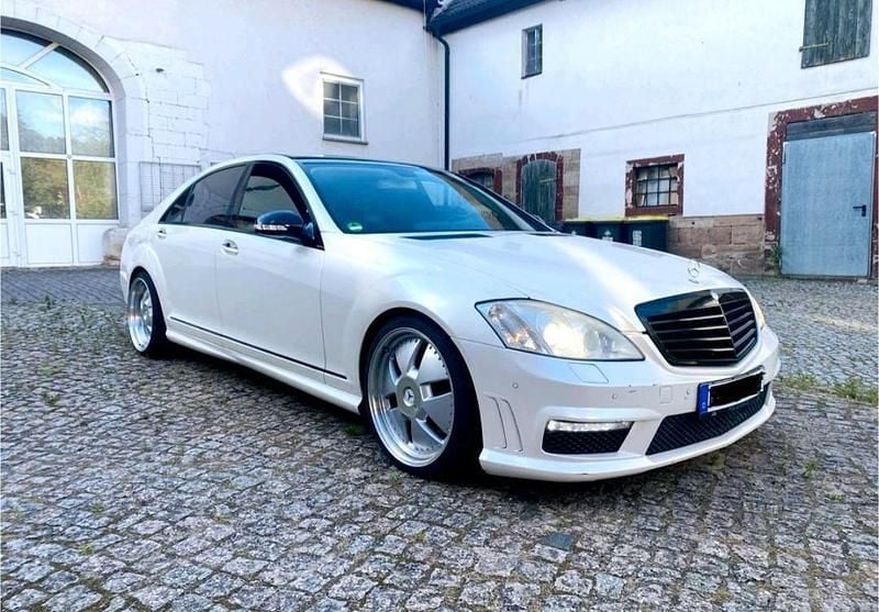 Weiß Gebraucht 2006 Mercedes R350 AMG Van / Kleinbus | 11.999 € - Bild 1/4