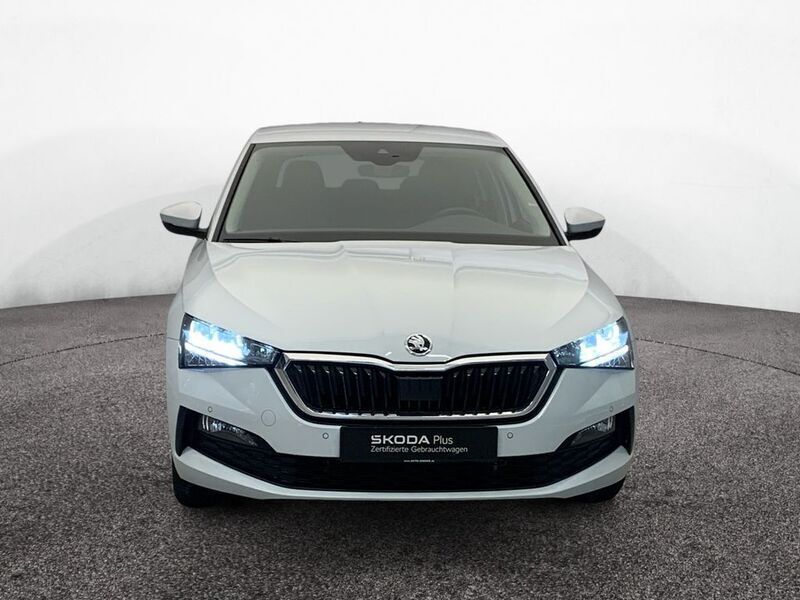 Gebraucht Skoda Scala Ambition 110 PS (80 kW) 2023 Moonweiss metallic Kleinwagen