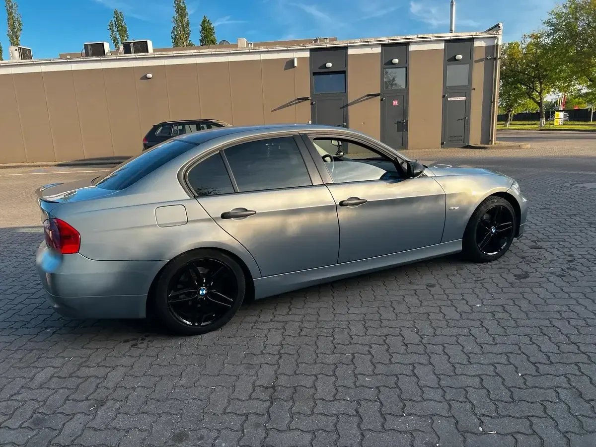 Gebraucht BMW 320 150 PS (110 kW) 2005 Grau Limousine