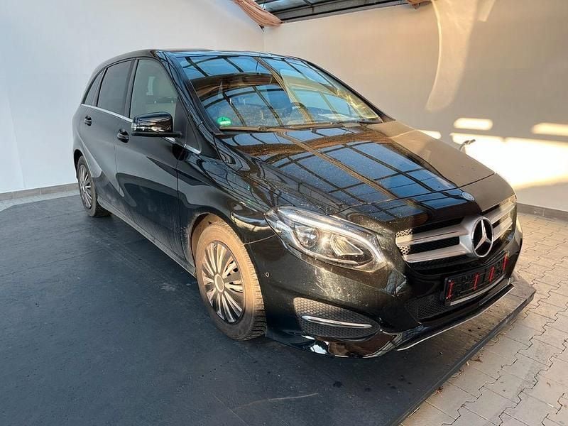 Gebraucht Mercedes B180 122 PS (89 kW) 2016 Schwarz Van / Kleinbus