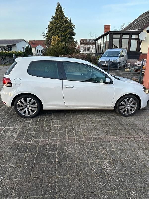 Gebraucht VW Golf VII 120 PS (88 kW) 2017 Weiß Kleinwagen