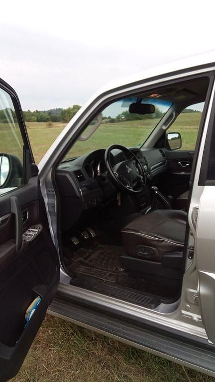 Gebraucht Mitsubishi Pajero Intense 200 PS (147 kW) 2010 Silber SUV
