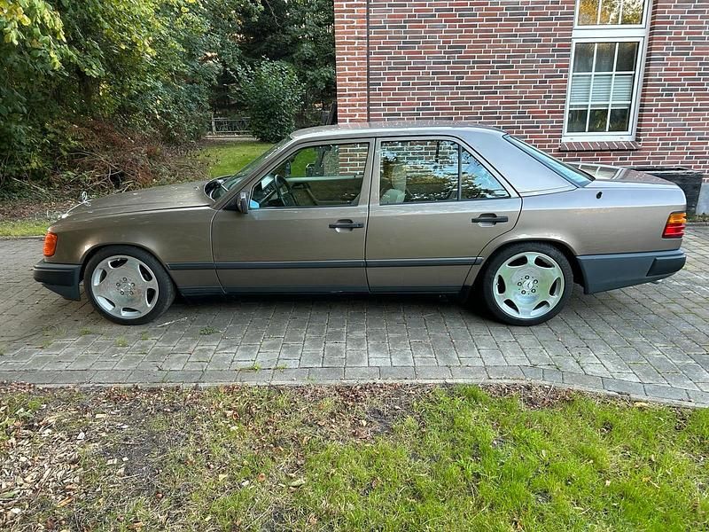 Braun Gebraucht 1988 Mercedes E260 Limousine | 13.999 € - Bild 1/4