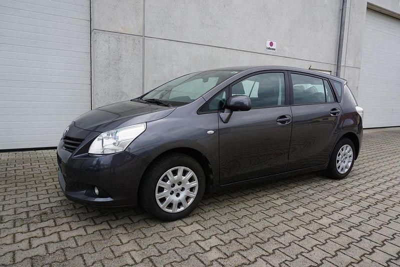 Gebraucht Toyota Verso 132 PS (97 kW) 2009 Marlingrau metallic Van / Kleinbus