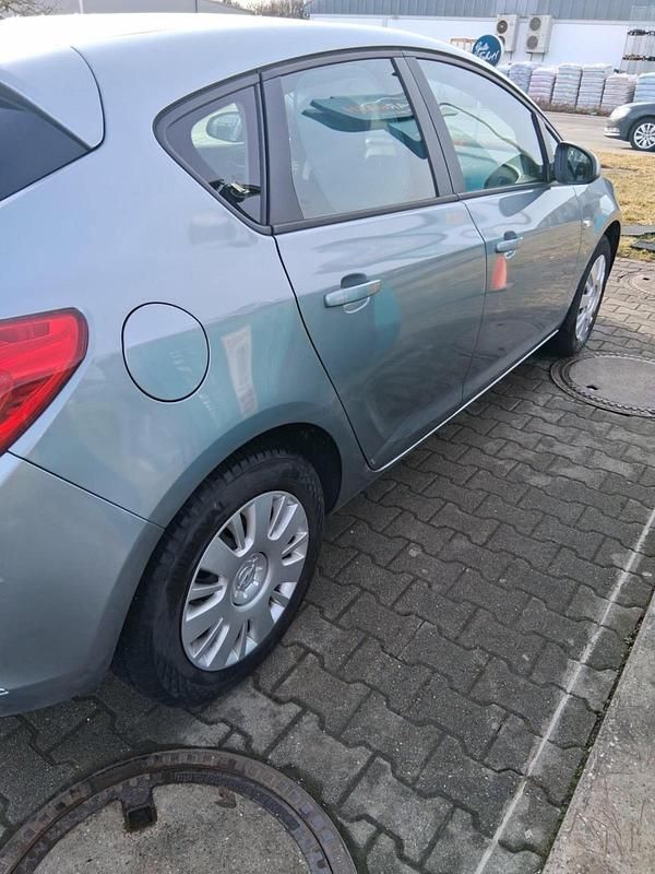 Gebraucht Opel Astra 100 PS (73 kW) 2013 Blau Kleinwagen