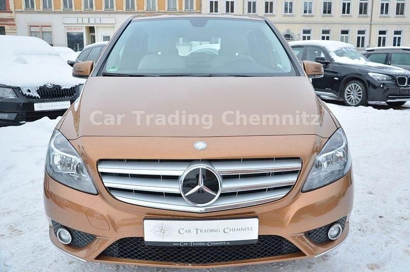 Gebraucht Mercedes B180 122 PS (89 kW) 2012 Gold Van / Kleinbus