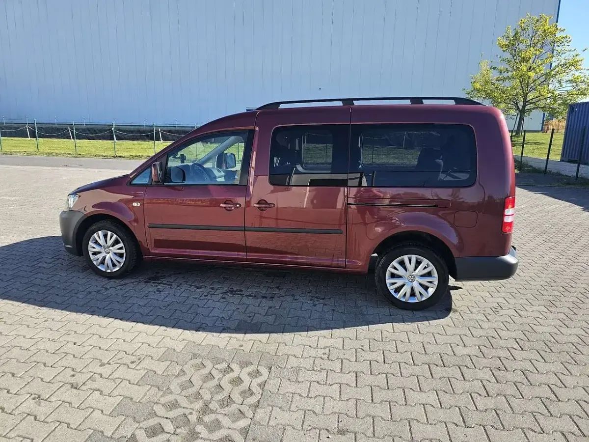 Second-hand VW Caddy Maxi Trendline 102 CP (75 kW) 2013 Roșu Monovolum