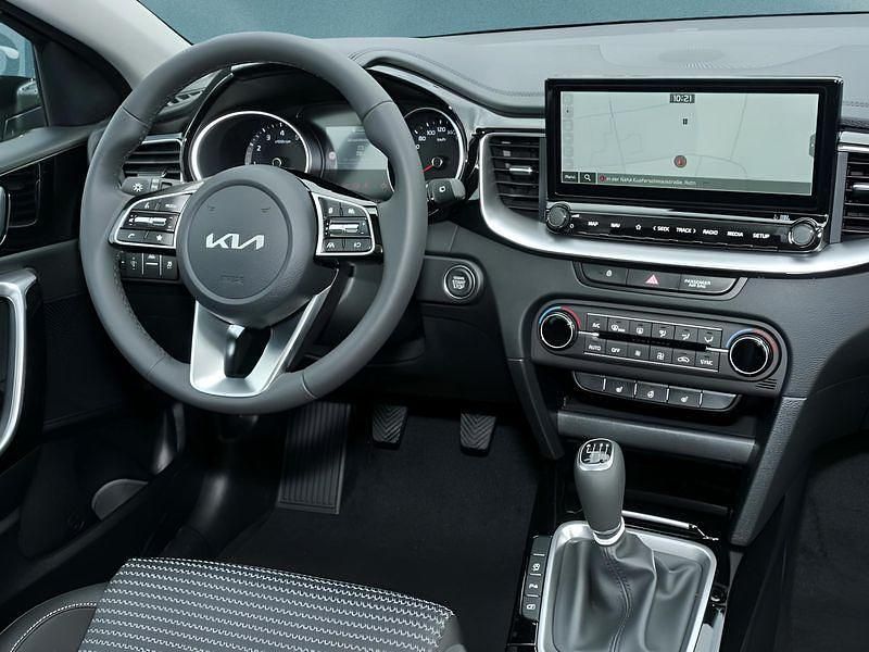 Neu Kia Ceed 140 PS (102 kW) 2025 Silber Kleinwagen