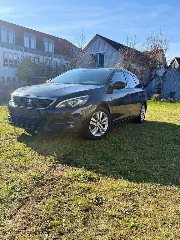 Grau Gebraucht 2018 Peugeot 308 Access Kombi | 6.350 € (Etwas zu teuer) - Bild 1/4