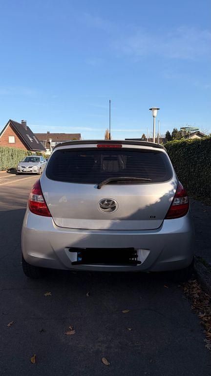 Gebraucht Hyundai i20 77 PS (56 kW) 2011 Silber Kleinwagen