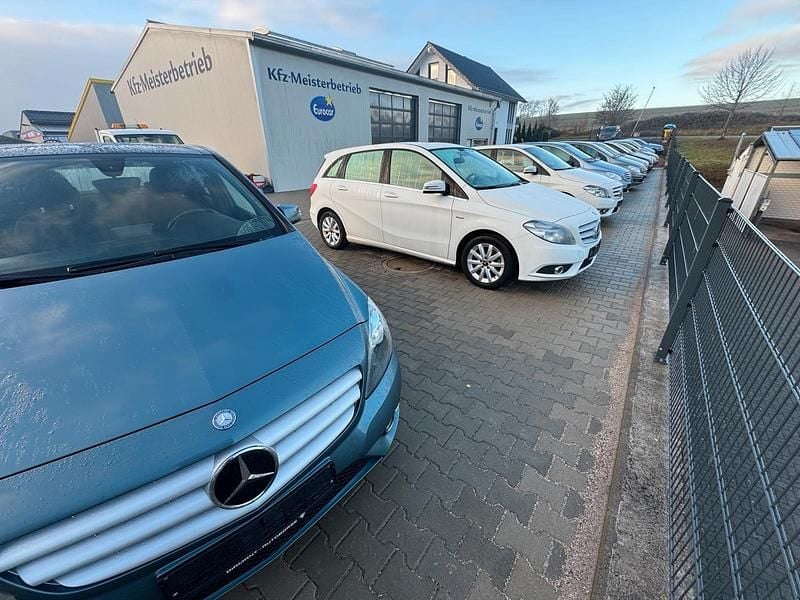 Gebraucht Mercedes B180 122 PS (89 kW) 2013 Blau Van / Kleinbus