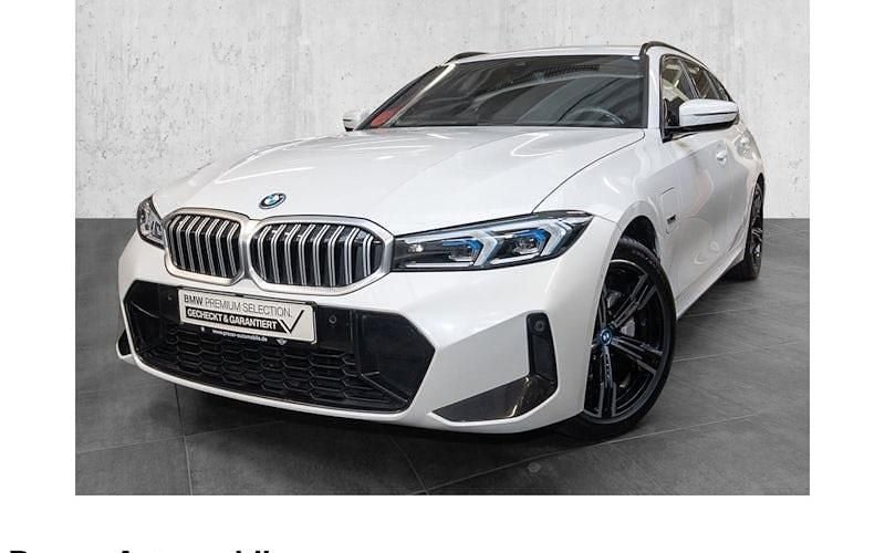 Weiß Gebraucht 2022 BMW 330e M Sport Kombi | 35.970 € (Fairer Preis) - Bild 1/4