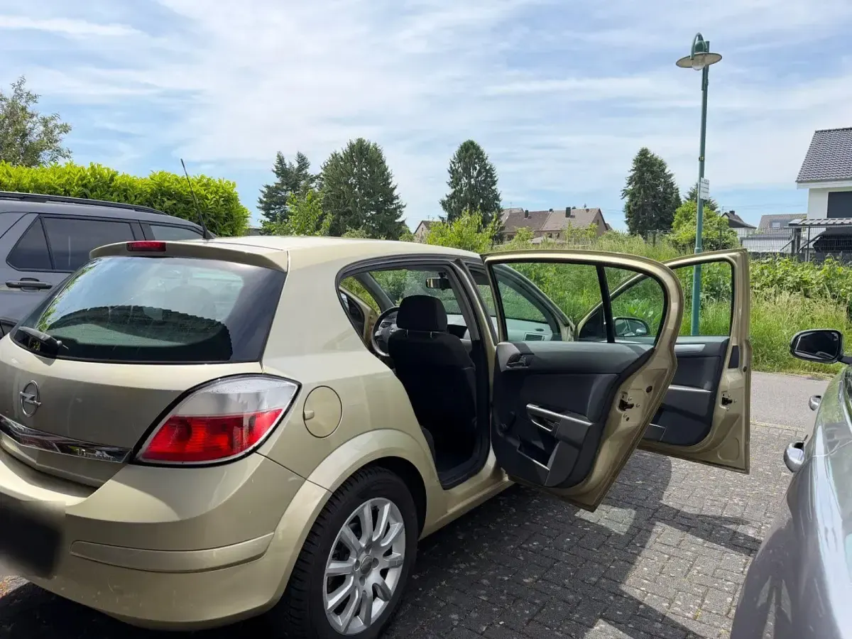 Gebraucht Opel Astra 105 PS (77 kW) 2004 Gold Limousine