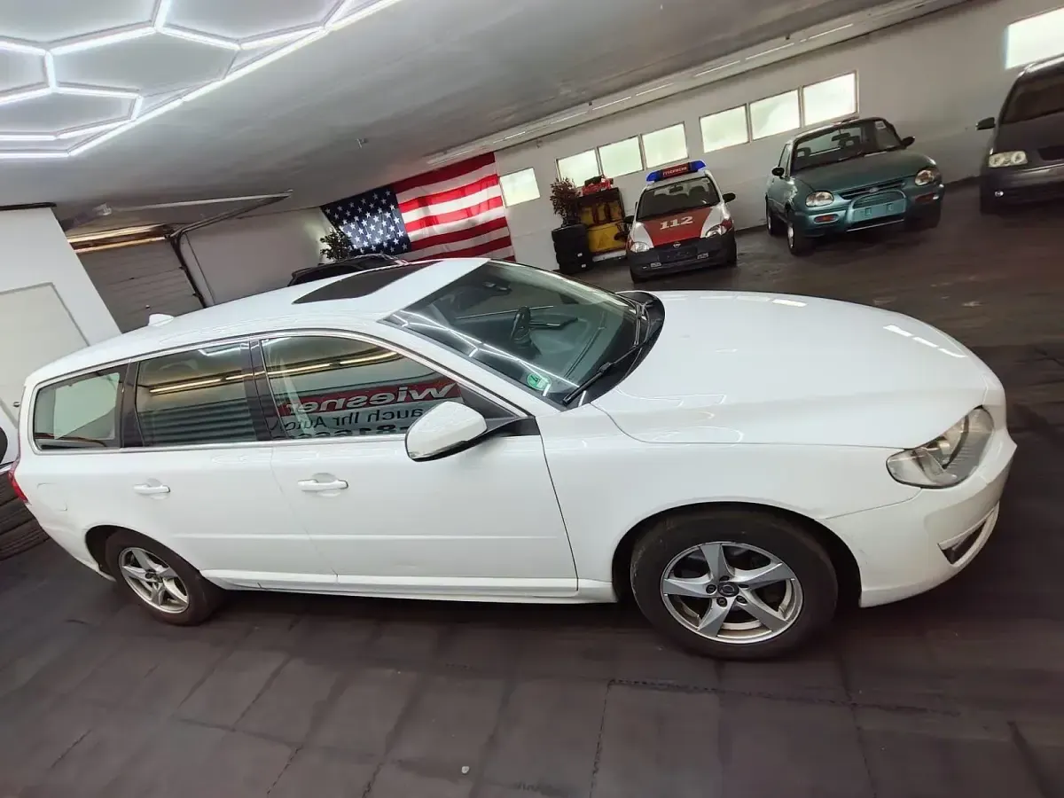 Gebraucht Volvo V70 Standard 120 PS (88 kW) 2015 Weiß Kombi